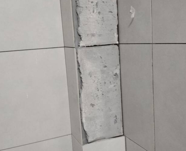 桐庐瓷砖空鼓维修公司分享下瓷砖施工前基层浇水润湿程度不足，可能导致以下问题
